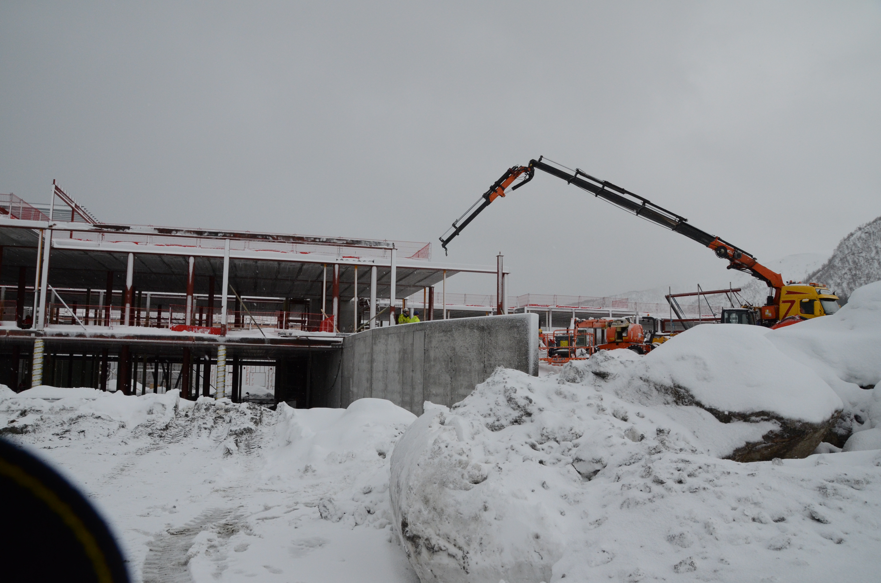 En byggeplass med kraner