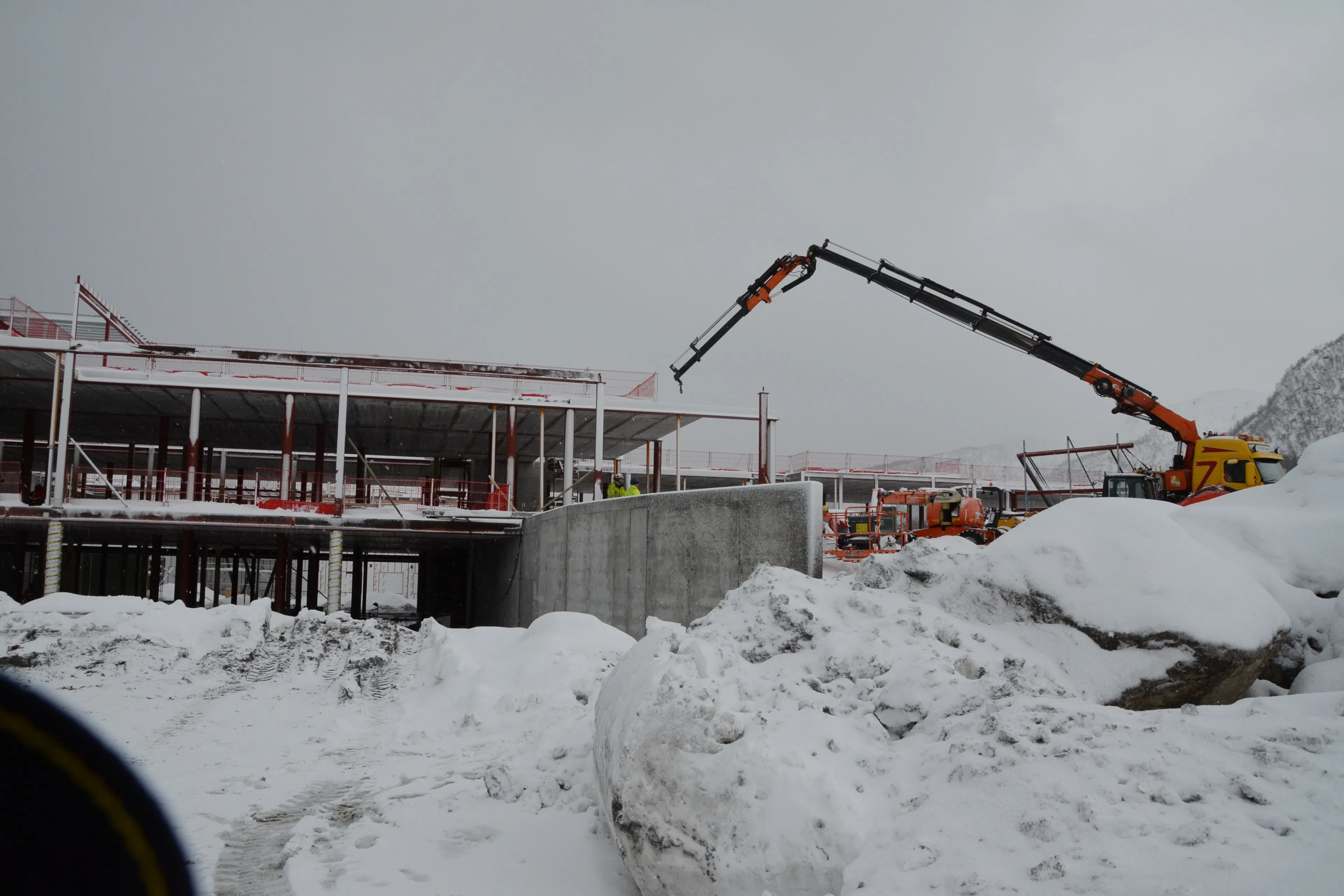 En byggeplass med kraner