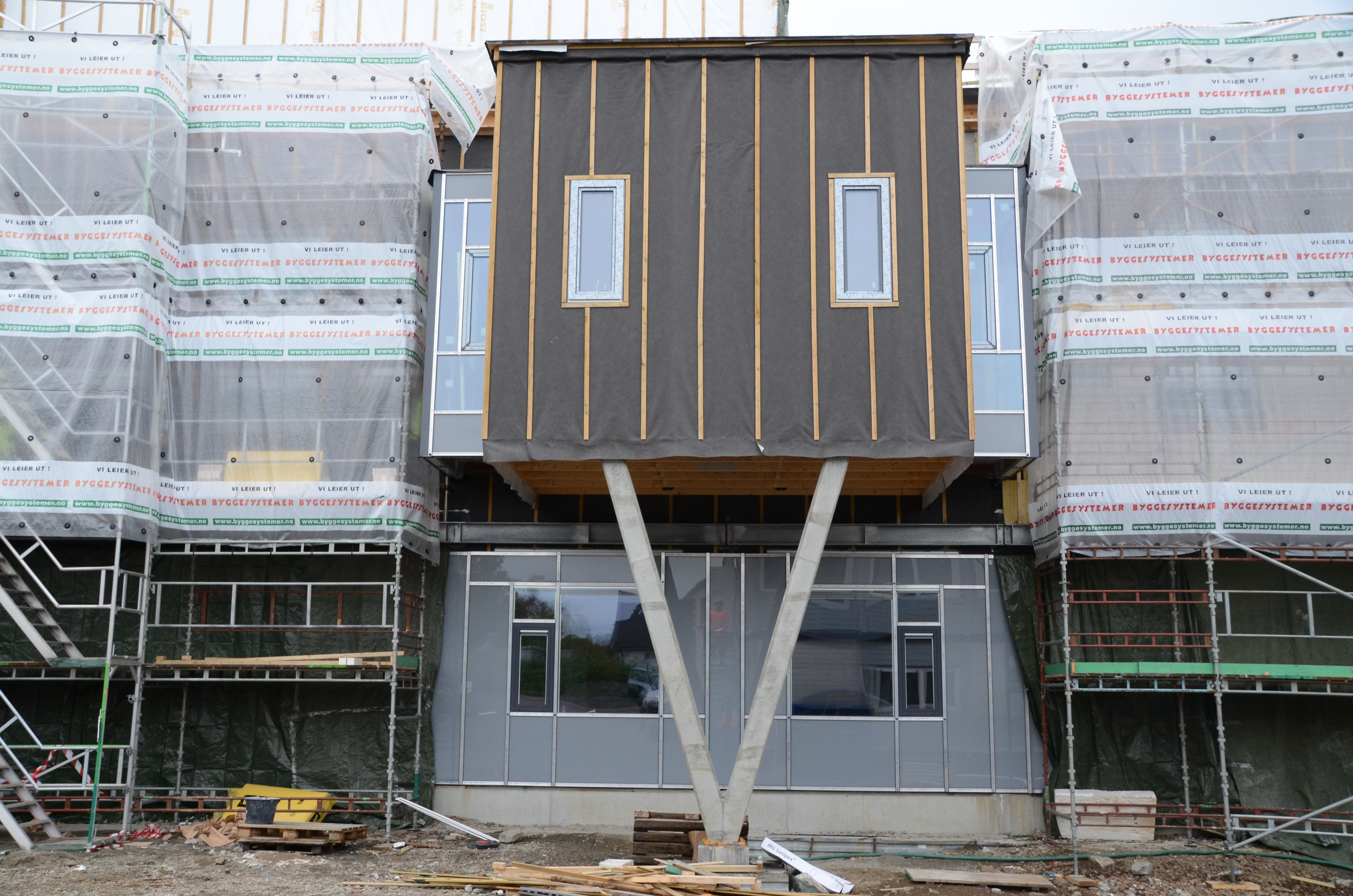 Et stort lager med en stor metallboks