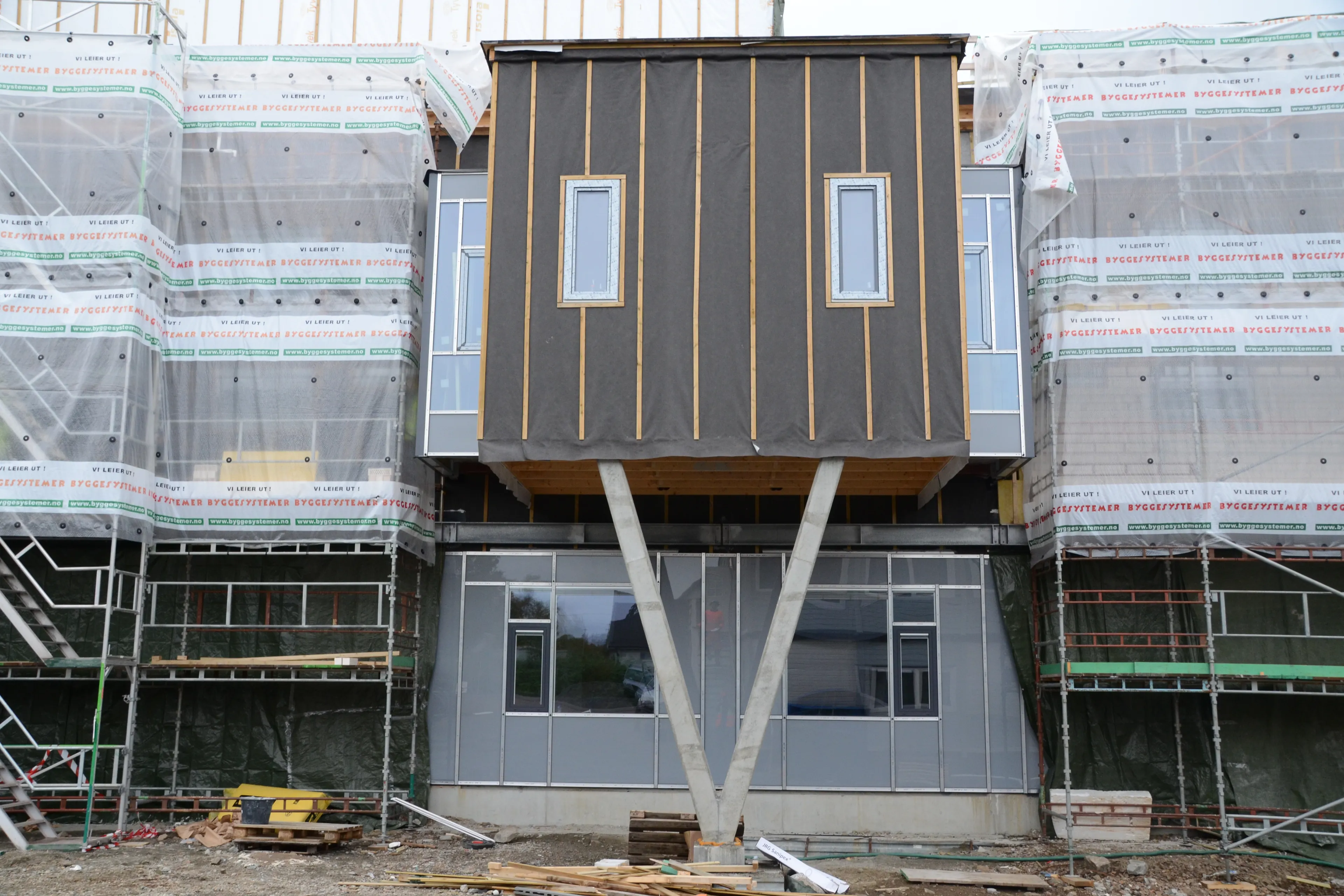 Et stort lager med en stor metallboks