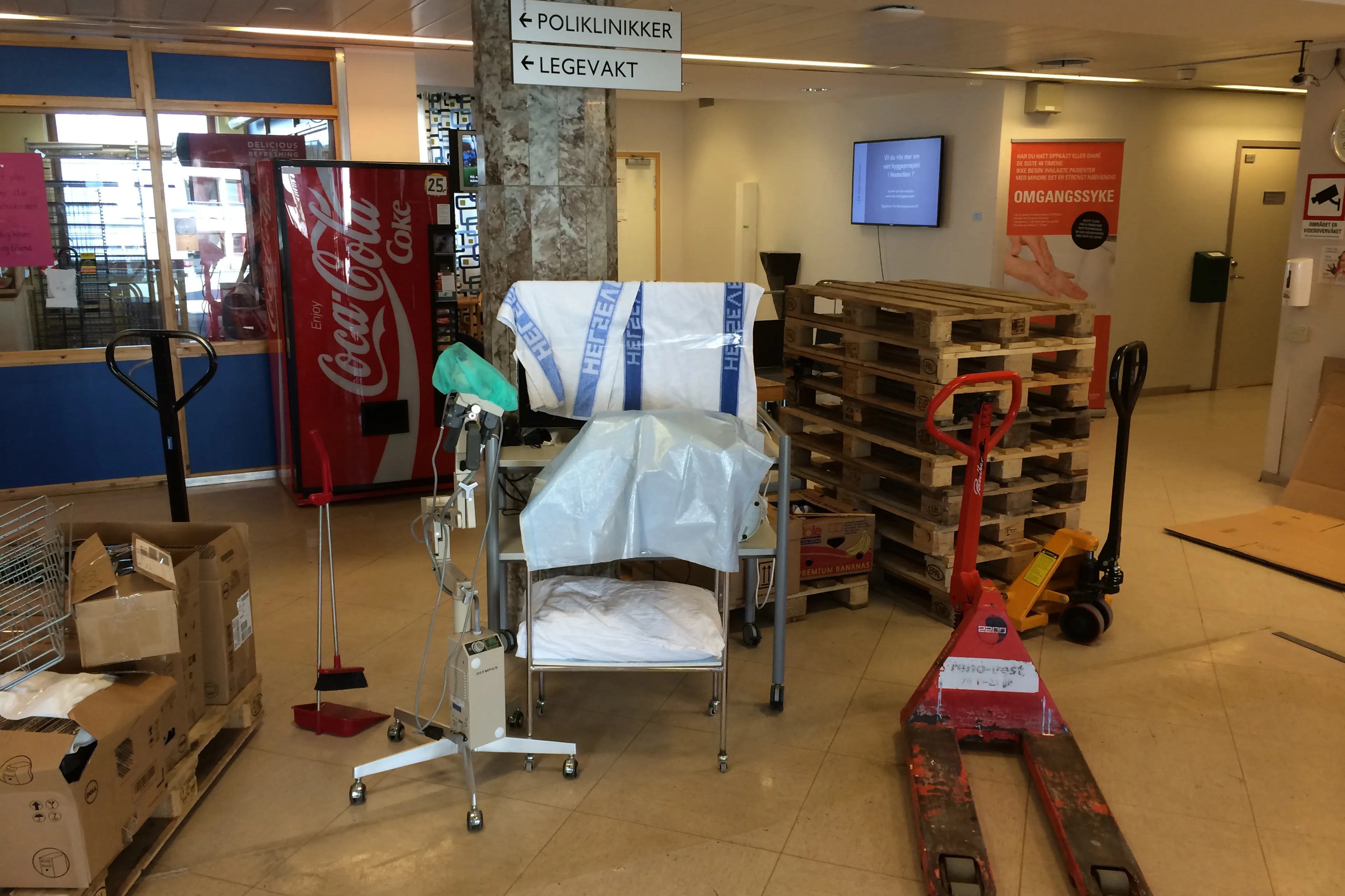 Et rom med en vogn og bokser