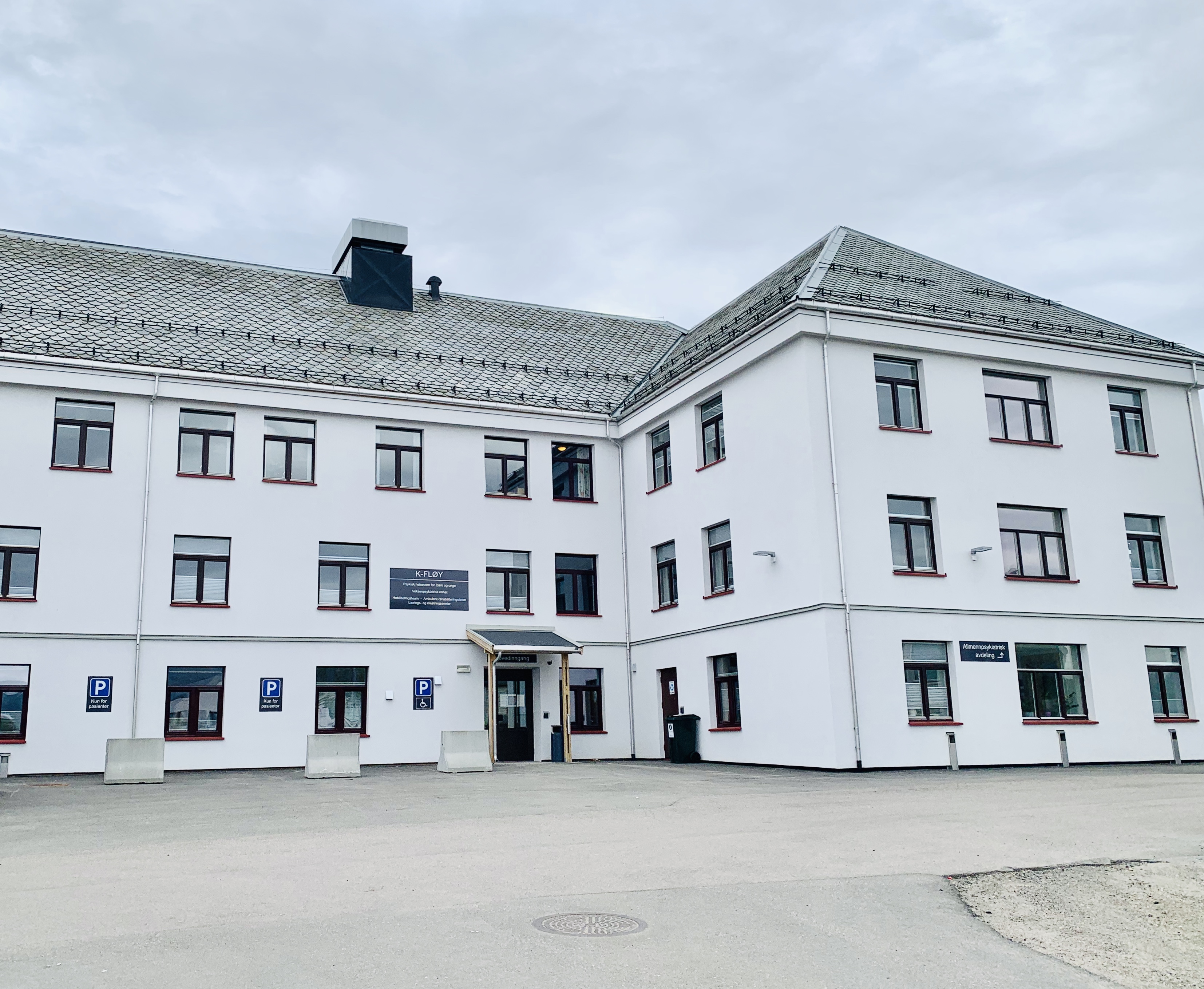 En bygning med parkeringsplass