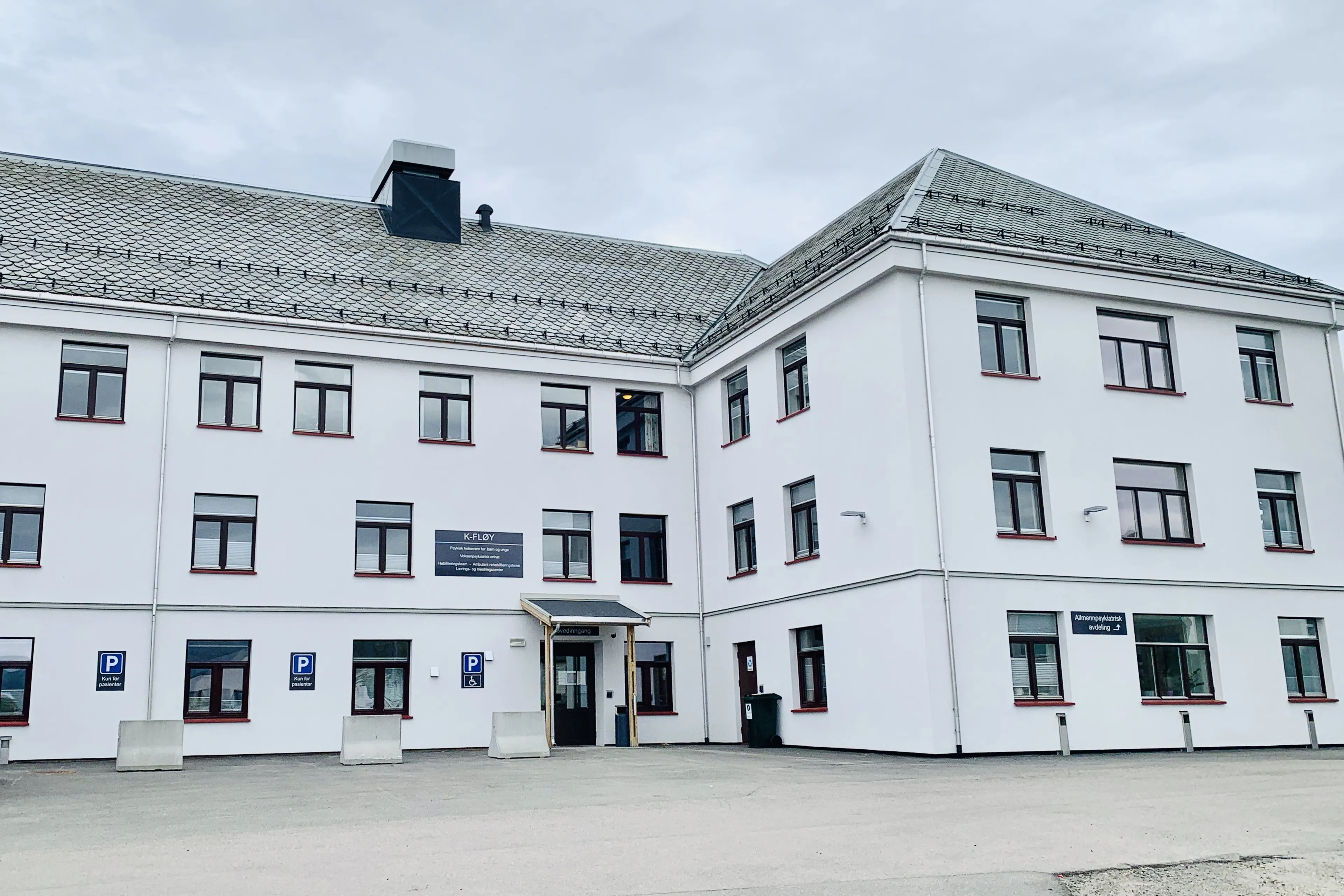 En bygning med parkeringsplass