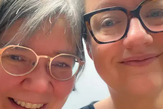 En mann og kvinne med briller