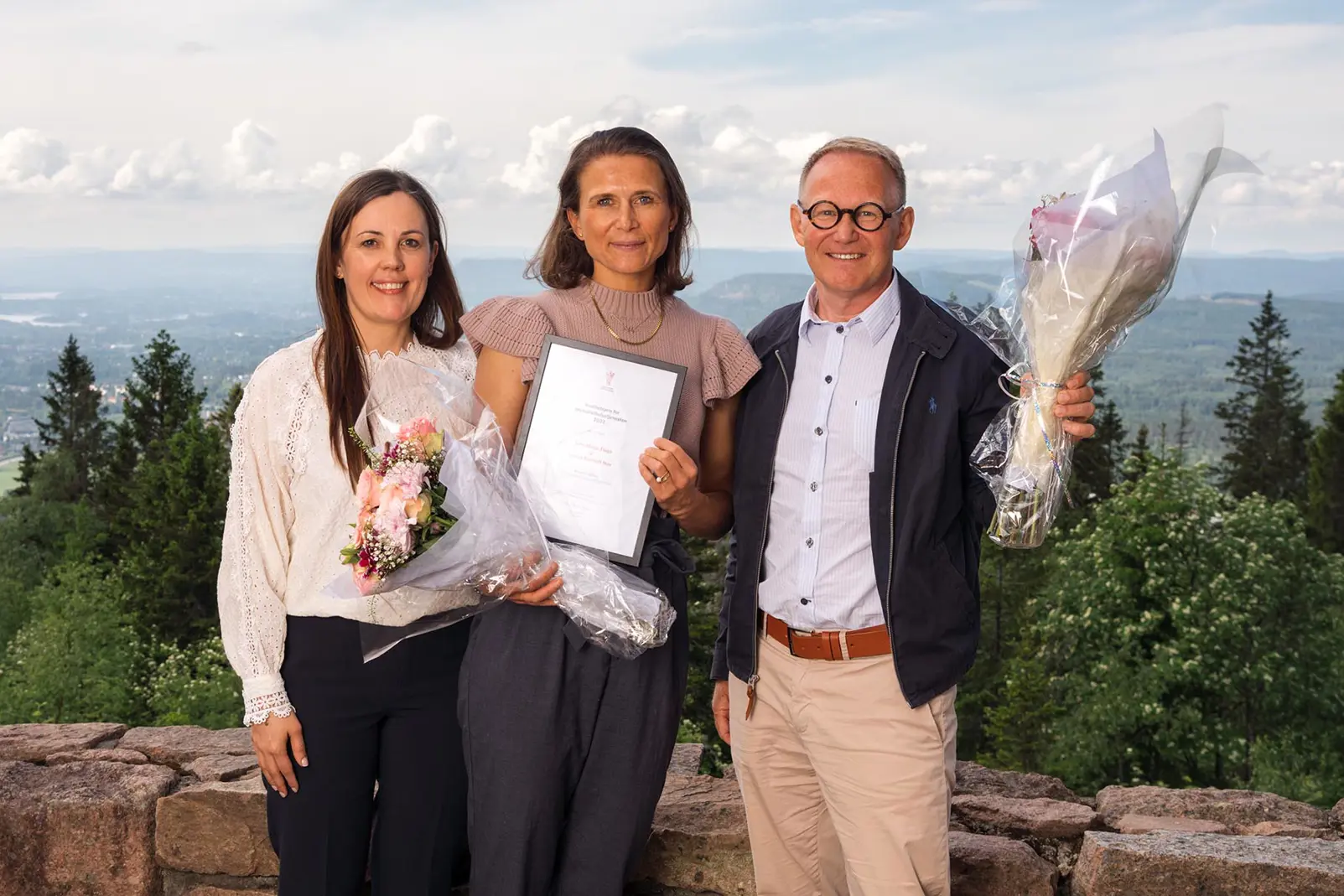 F.v. Nevrolog og rådgiver i Fagavdelingen Ida Bakke sammen med Maren Ranhoff Hov og John Helge Flage. Foto: Marius Svaleng Andresen | Stiftelsen Norsk Luftambulanse.
