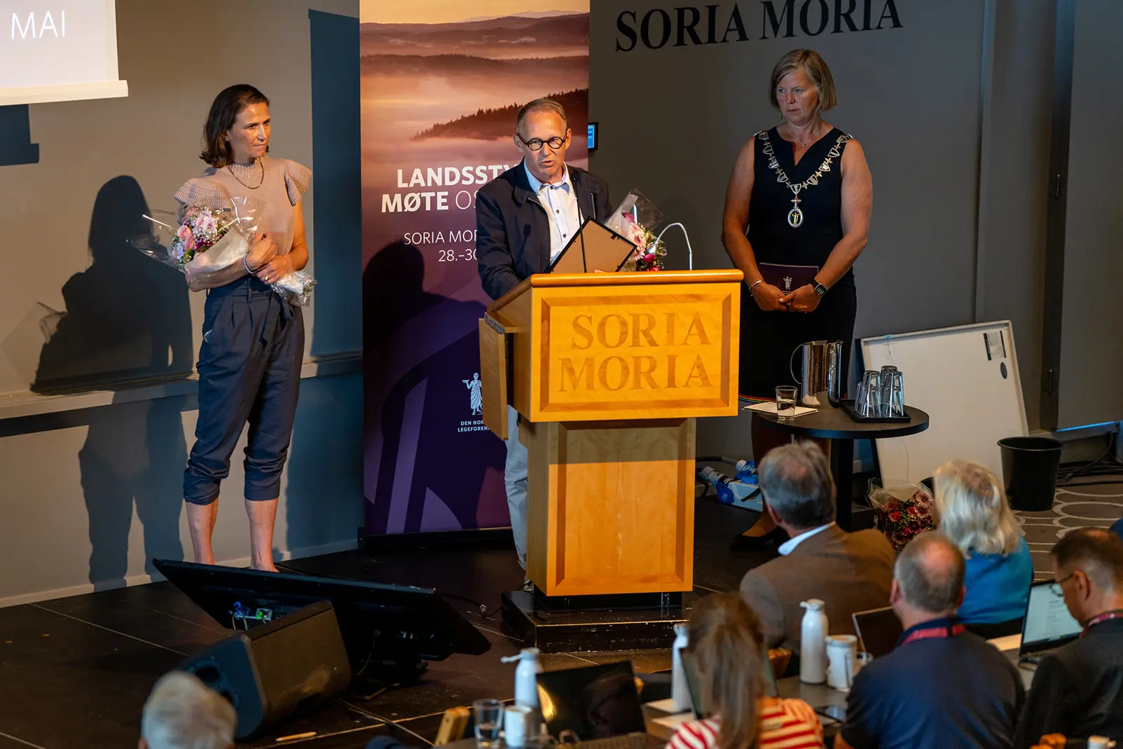Prosjektleder John Helge Flage takker for prisen. Foto: Marius Svaleng Andresen | Stiftelsen Norsk Luftambulanse