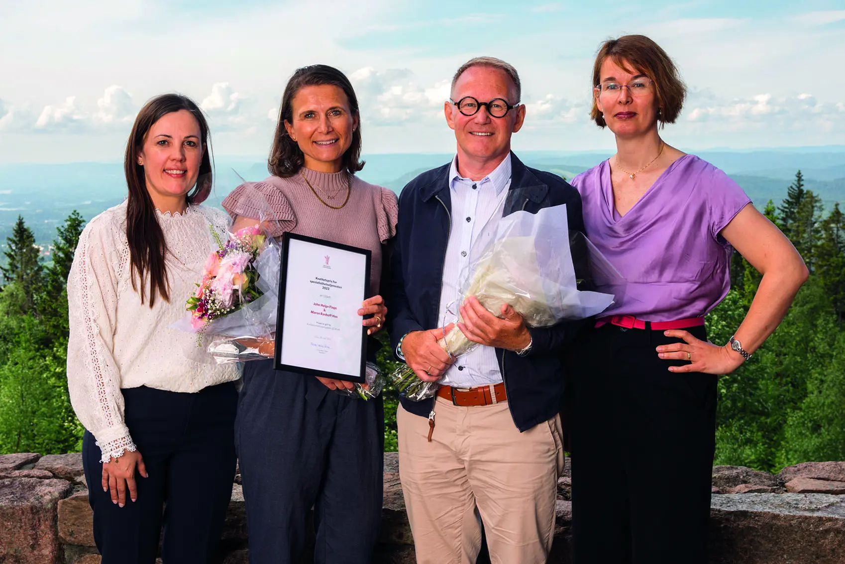 F.v.: Ida Bakke, Maren Ranhoff Hov, John Helge Flage og Jana Midelfart-Hoff, leder for Norsk Nevrologisk Forening, som nominerte prosjektet.