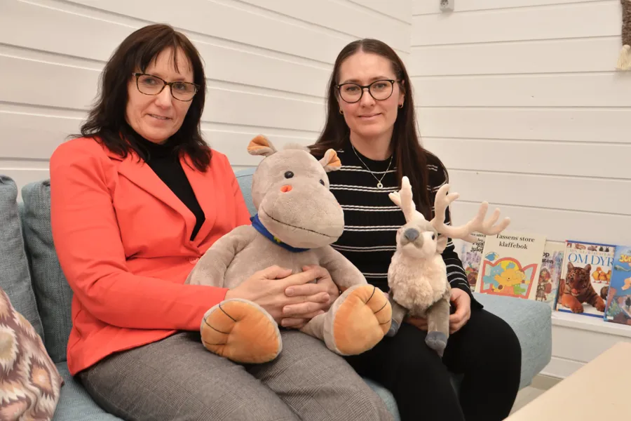 To damer som holder en flodhest-bamse