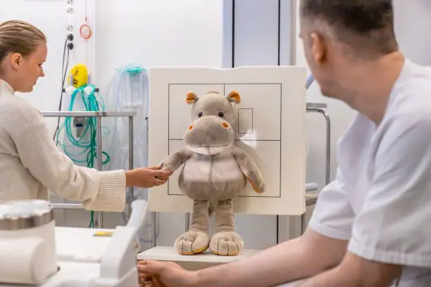 En mann og en kvinne og en bamse på et sykehusrom
