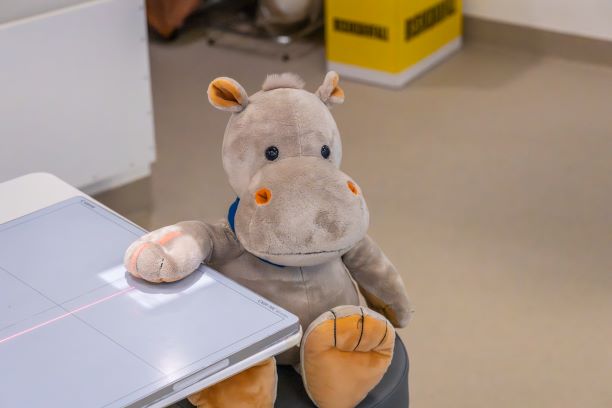 Et kosedyr som sitter ved et bord