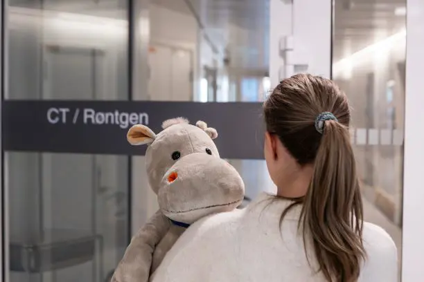 En kvinne som holder en bamse