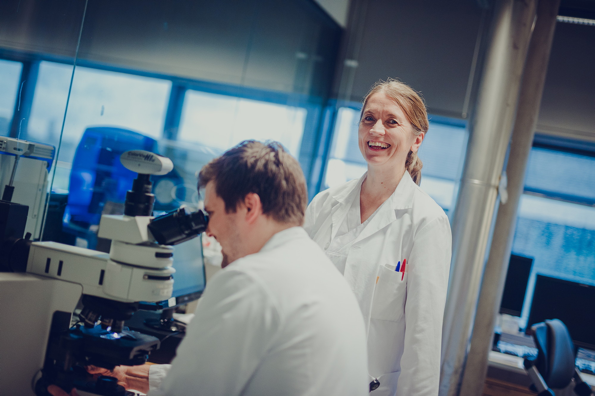 En mann og en kvinne i et rom med datamaskiner