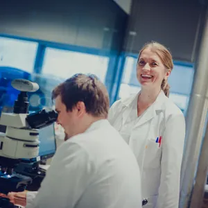 En mann og en kvinne i et rom med datamaskiner