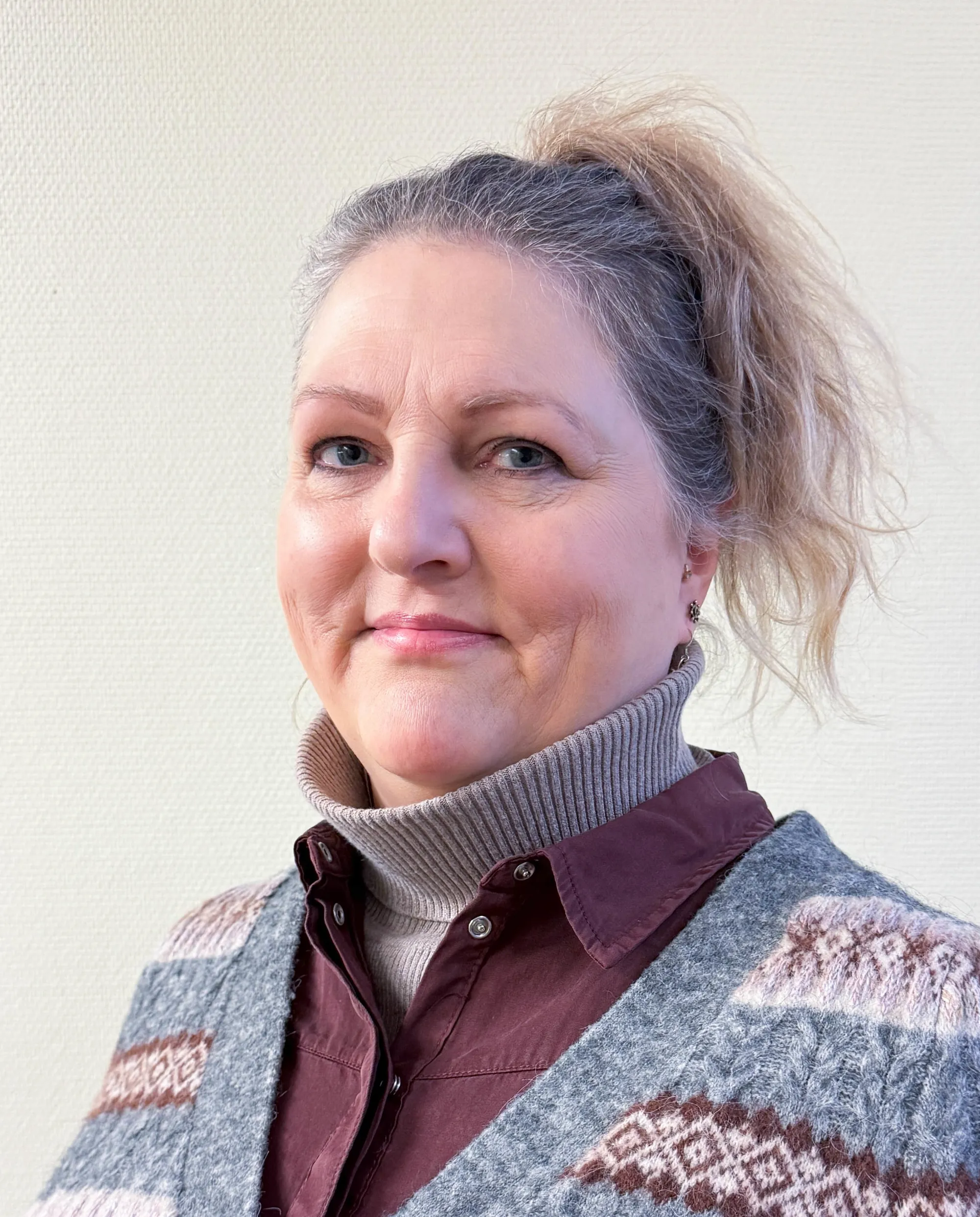 En person med kort hår