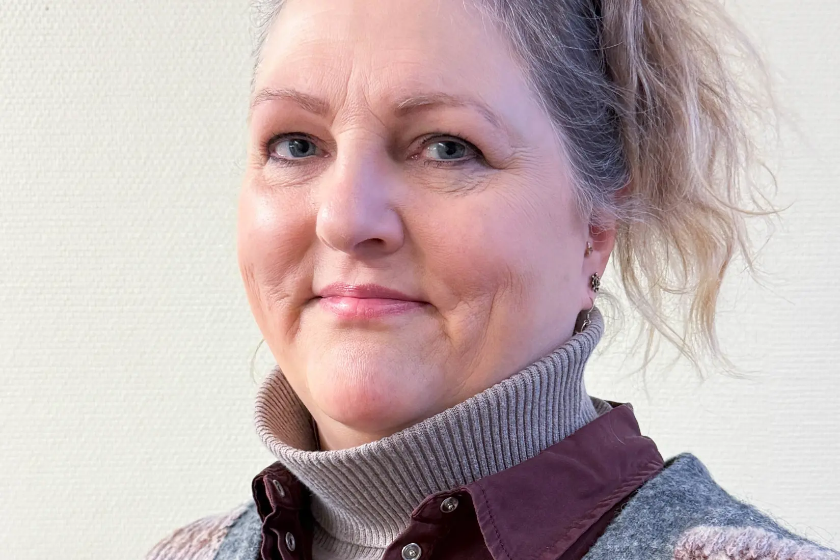 En person med kort hår