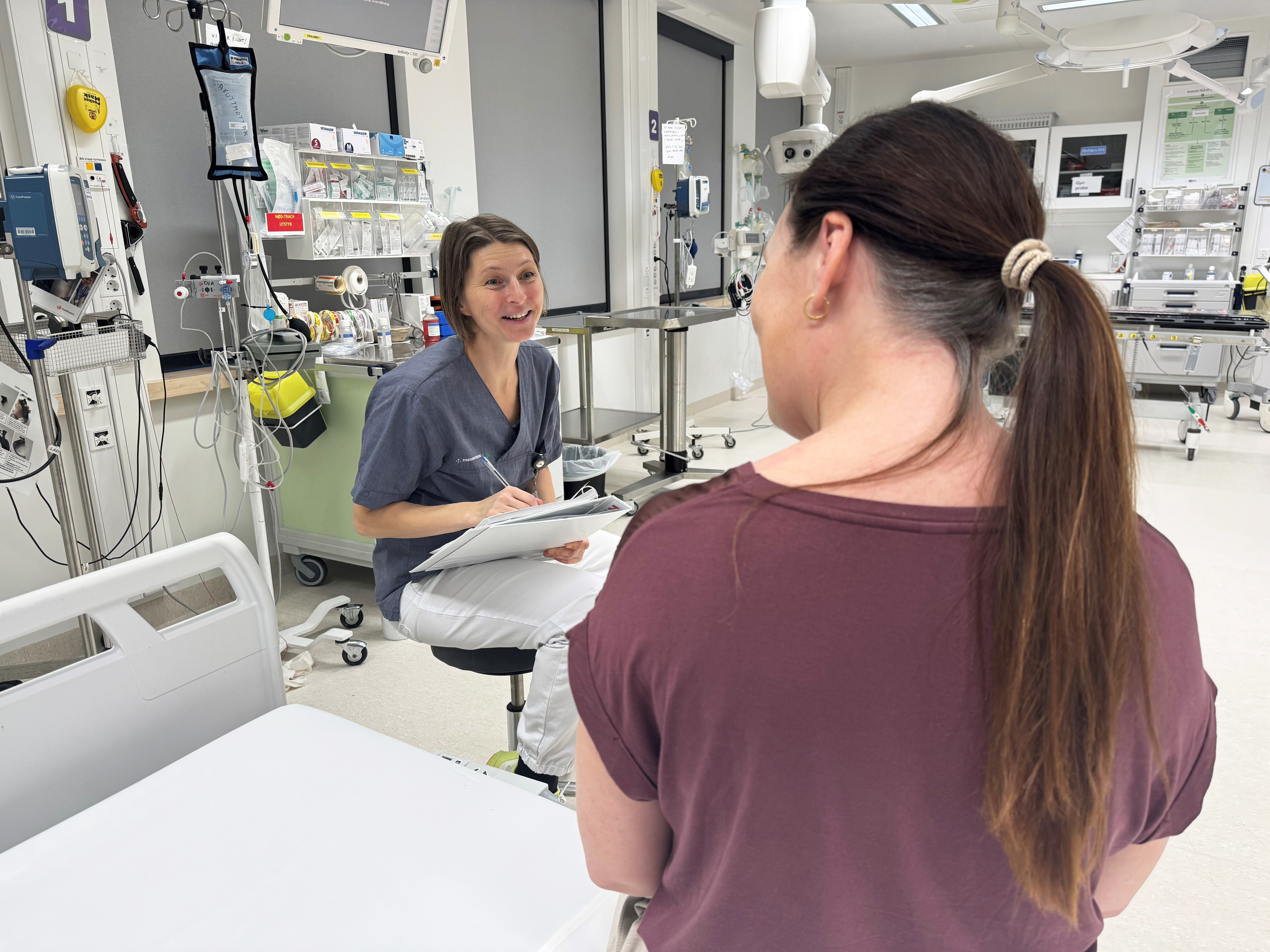 En kvinne som ser på en mann i et rom med maskiner