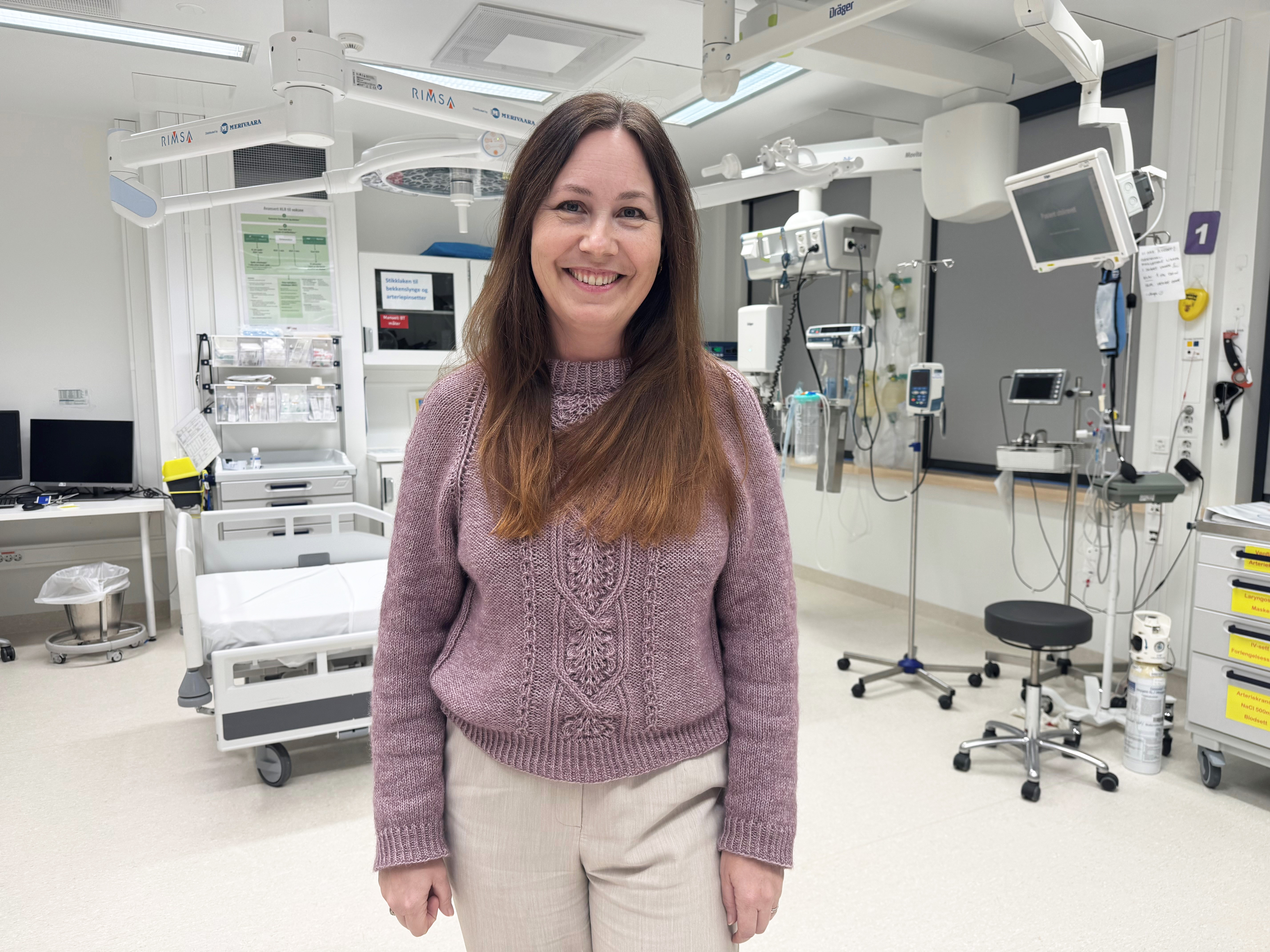 En kvinne som står i et rom