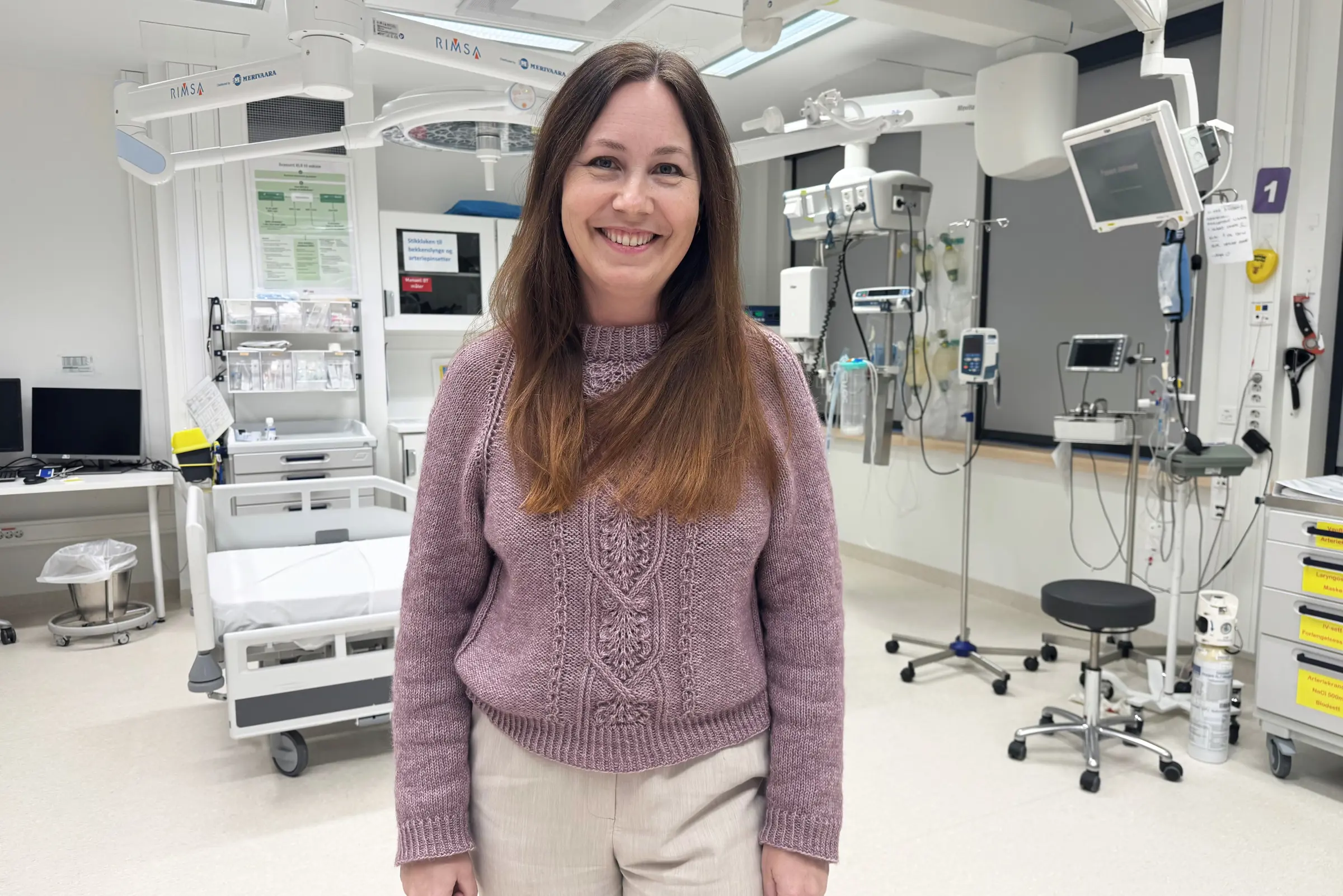 En kvinne som står i et rom