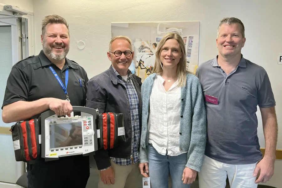 En gruppe mennesker som holder en plakett