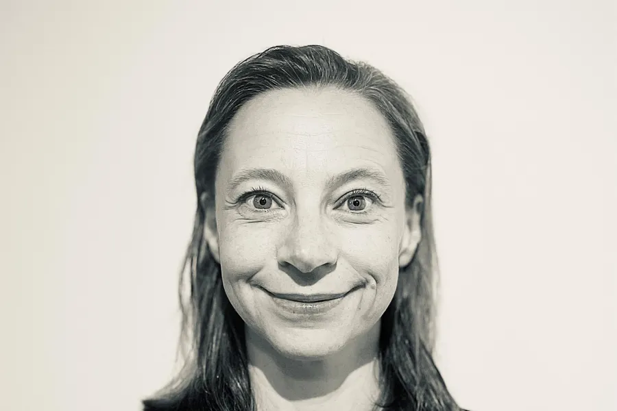 En person som smiler til kameraet