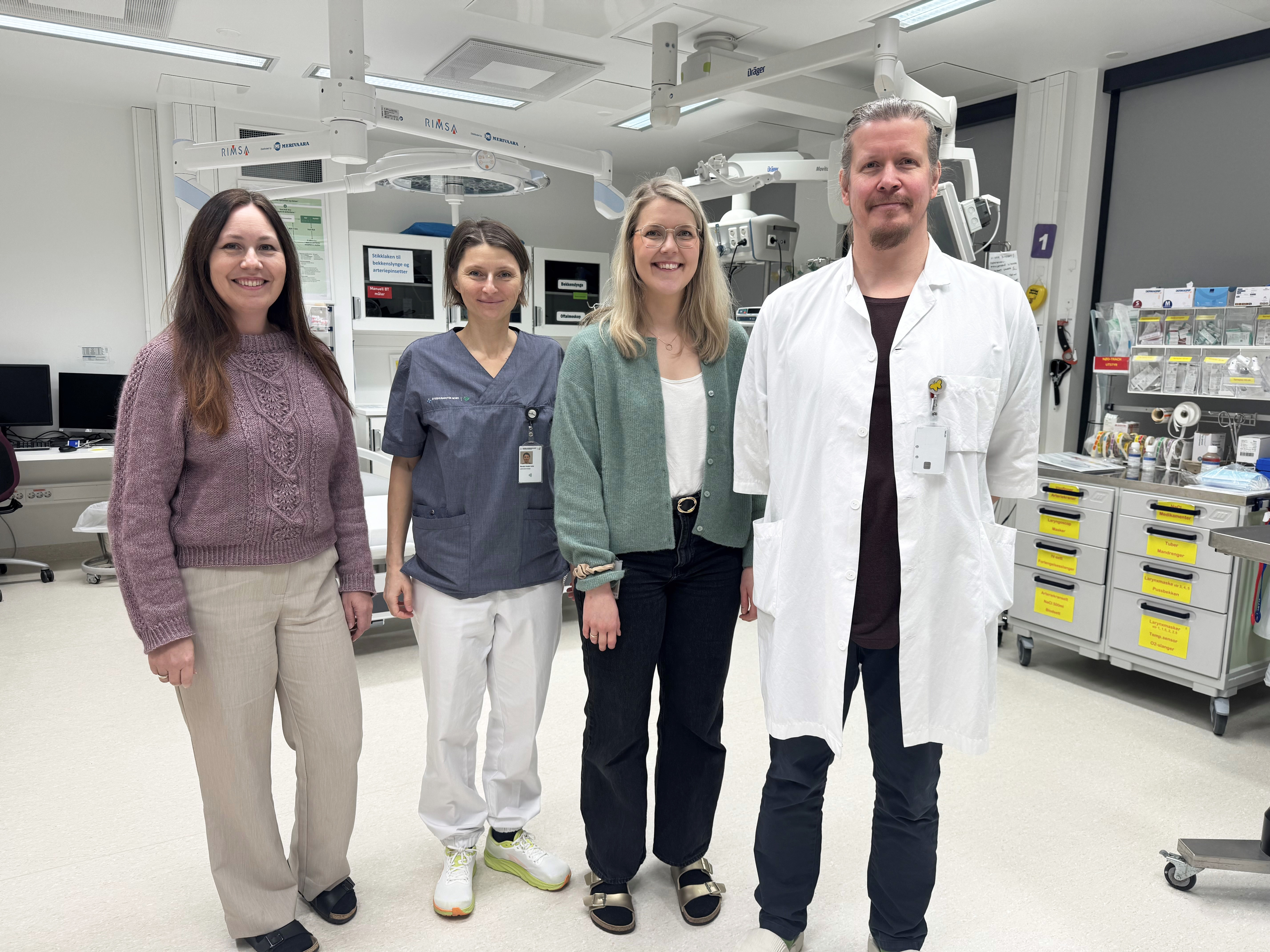 En gruppe mennesker som poserer for et bilde