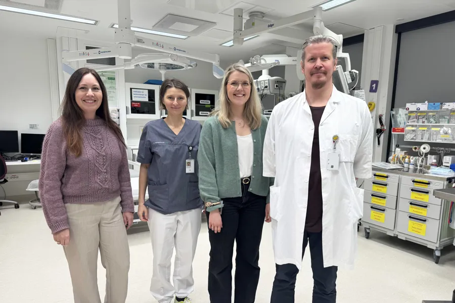 En gruppe mennesker som poserer for et bilde