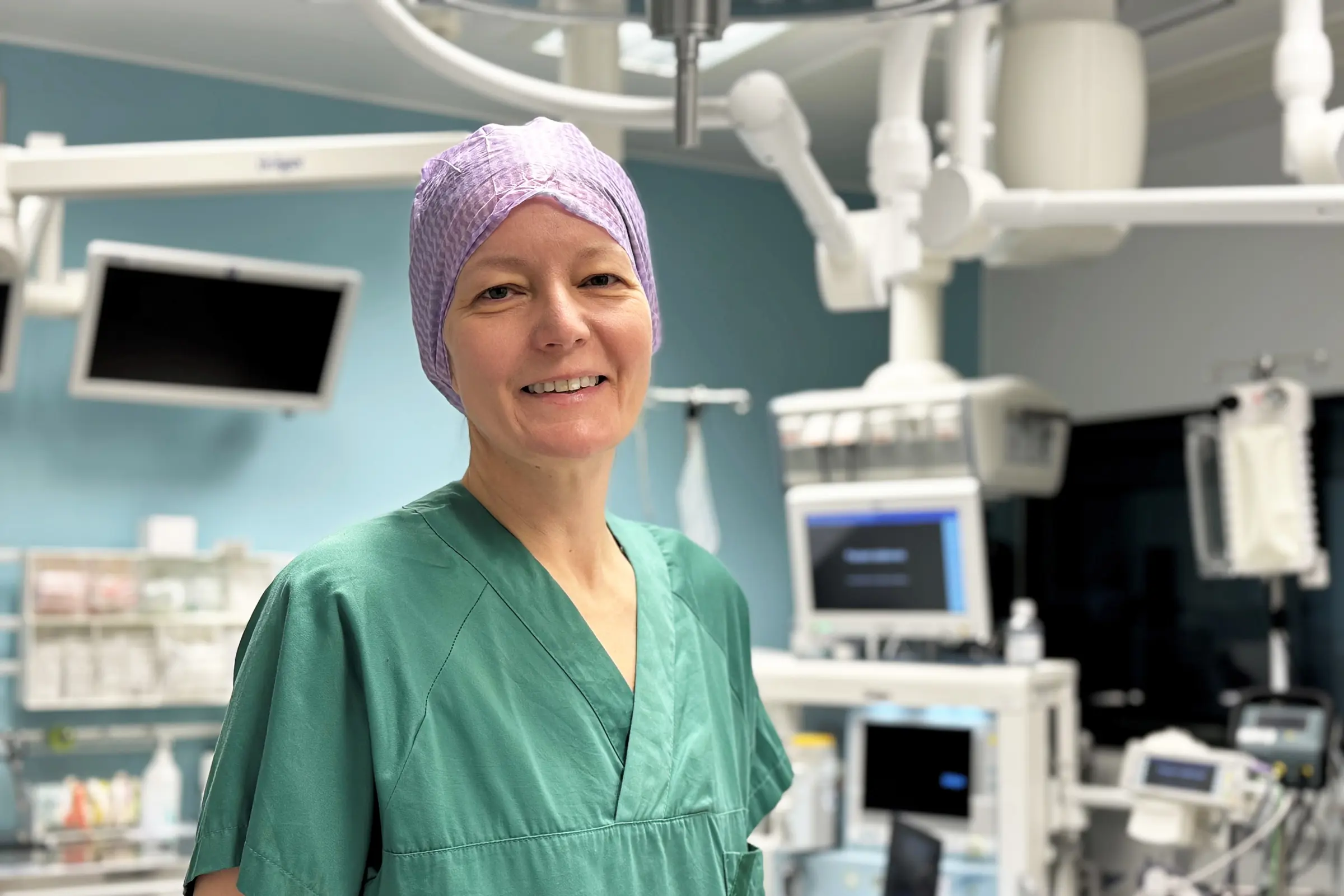 En kvinne iført operasjonsklær