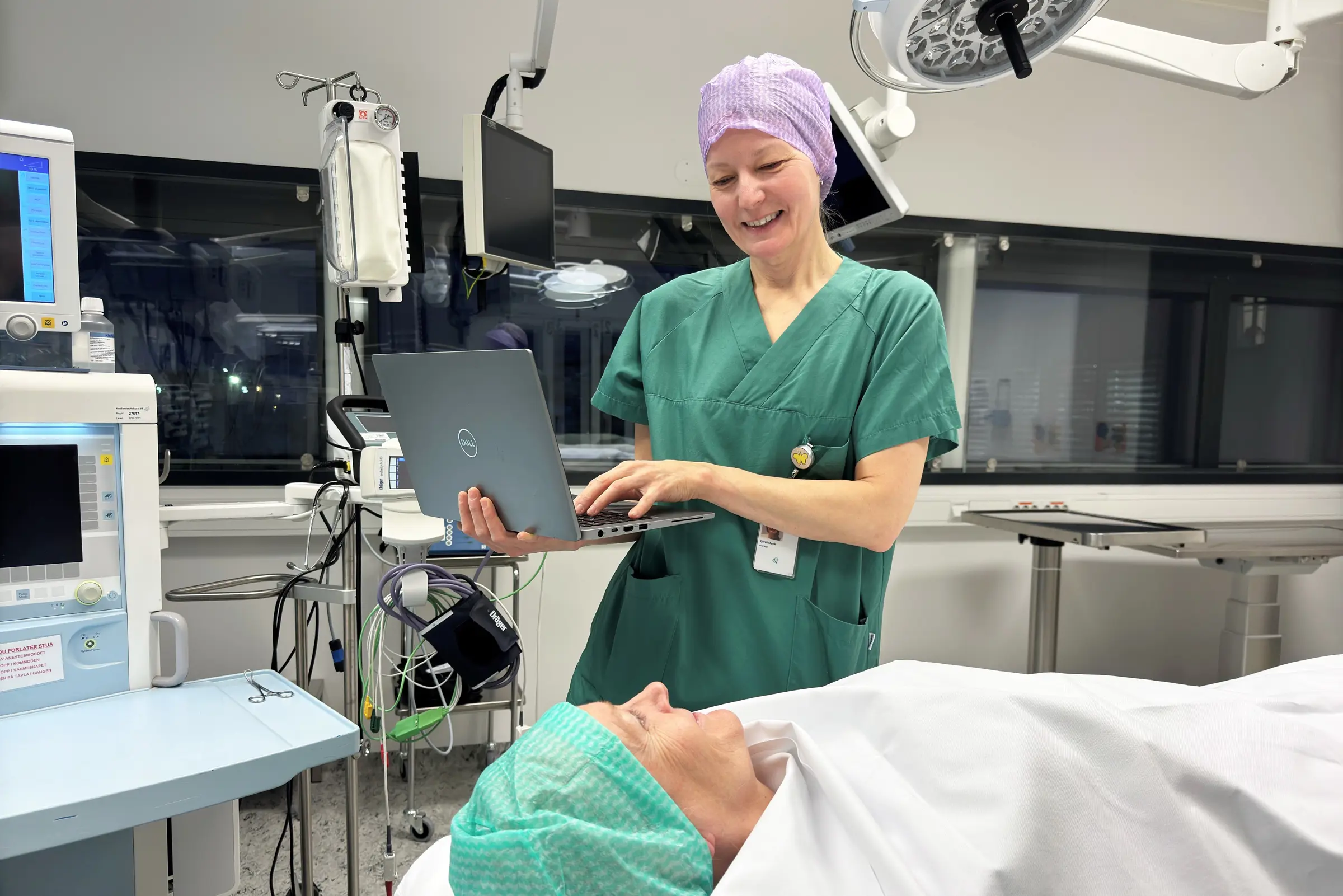 Dame i operasjonsklær på operasjonsstue