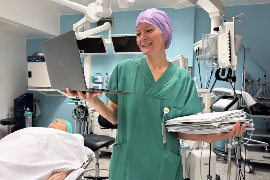 En kvinne i operasjonsklær i en operasjonssal