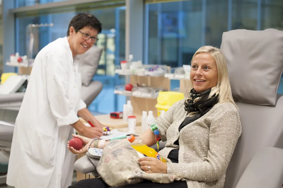 En lege som tar seg av en pasient