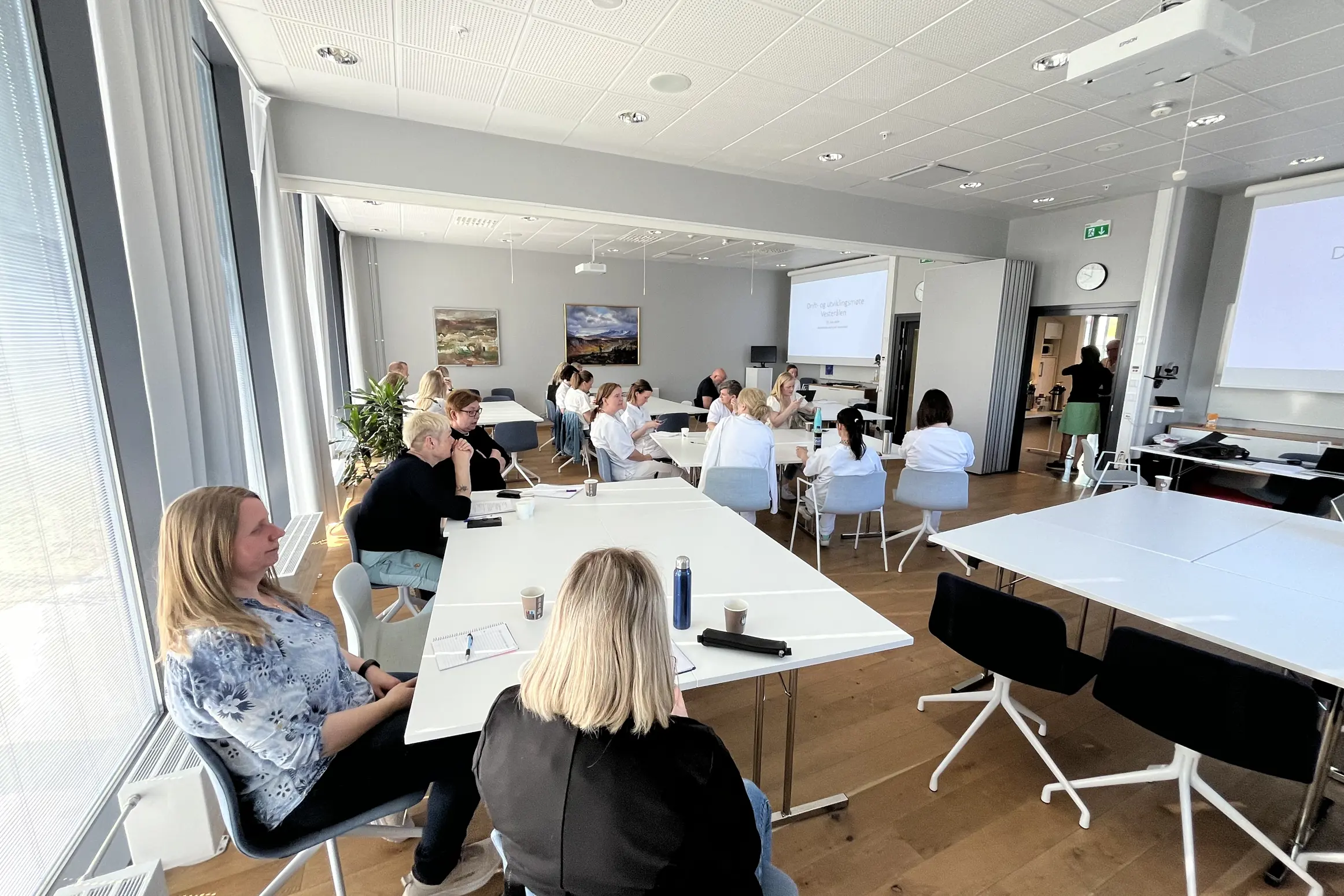 En gruppe mennesker som sitter rundt et bord
