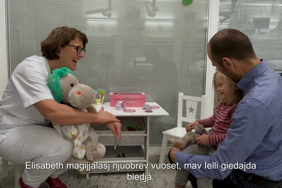 En kvinne og en mann som holder en baby
