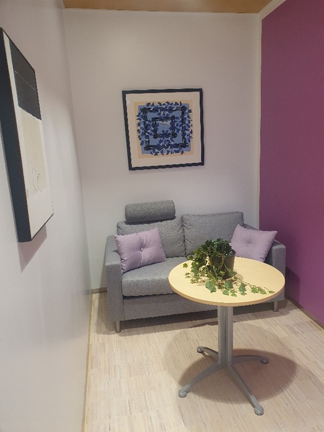 En stue med sofa og salongbord