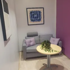 En stue med sofa og salongbord