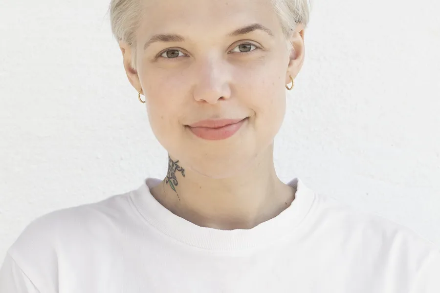 En person med blondt hår