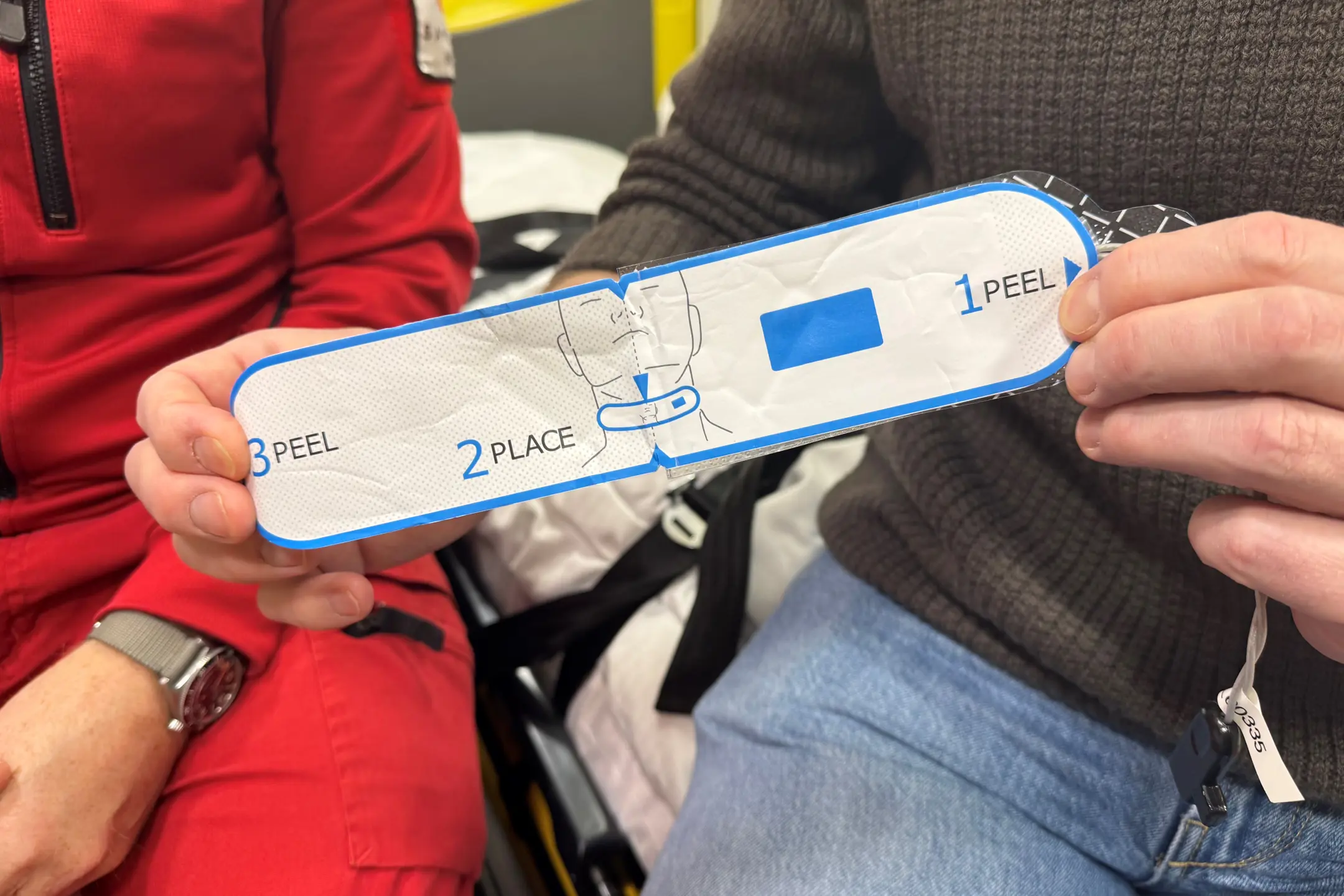 En person som holder et rektangulert plaster