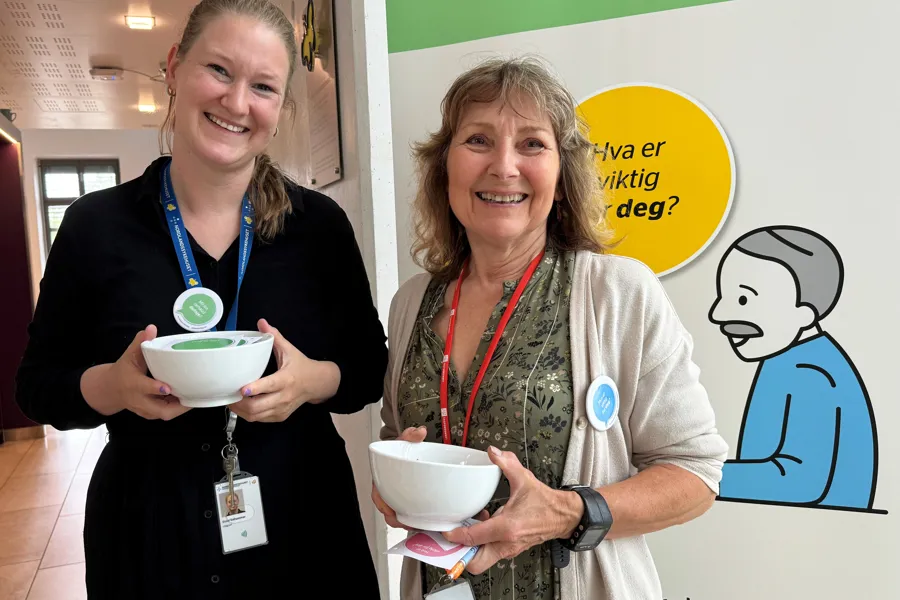 Et par kvinner som holder boller