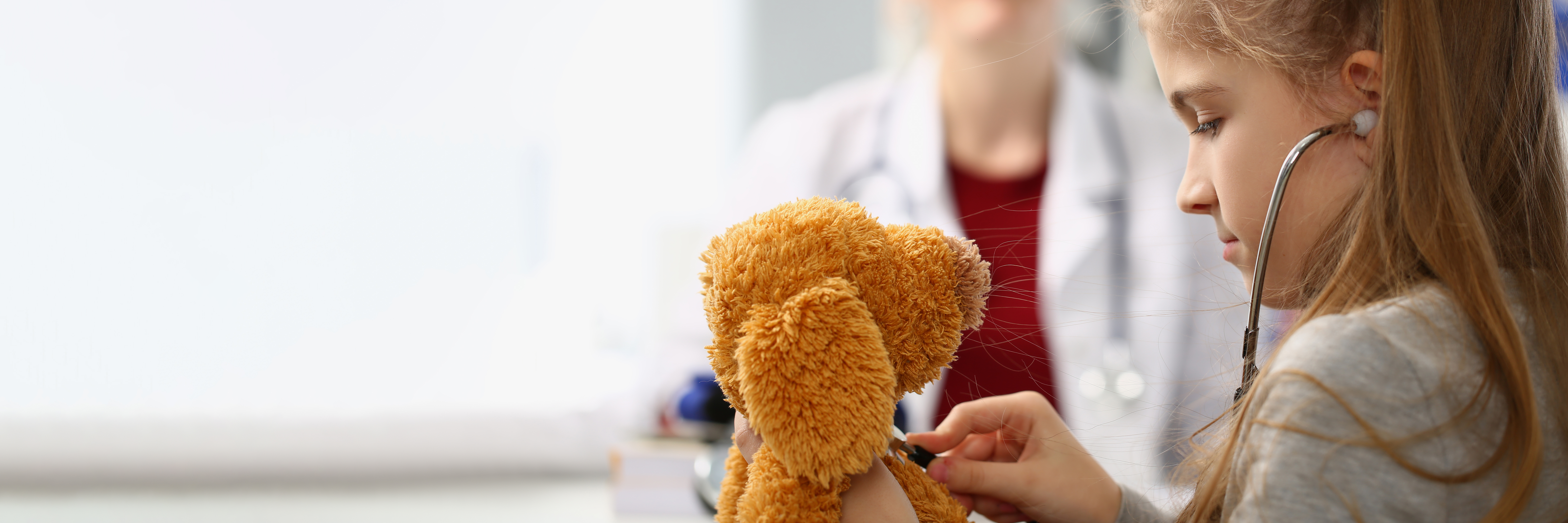 Barn som lytter på bamse med stetoskop