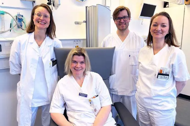 En gruppe mennesker i hvite laboratoriefrakker