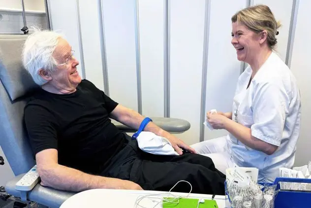 En lege som snakker med en gammel kvinne