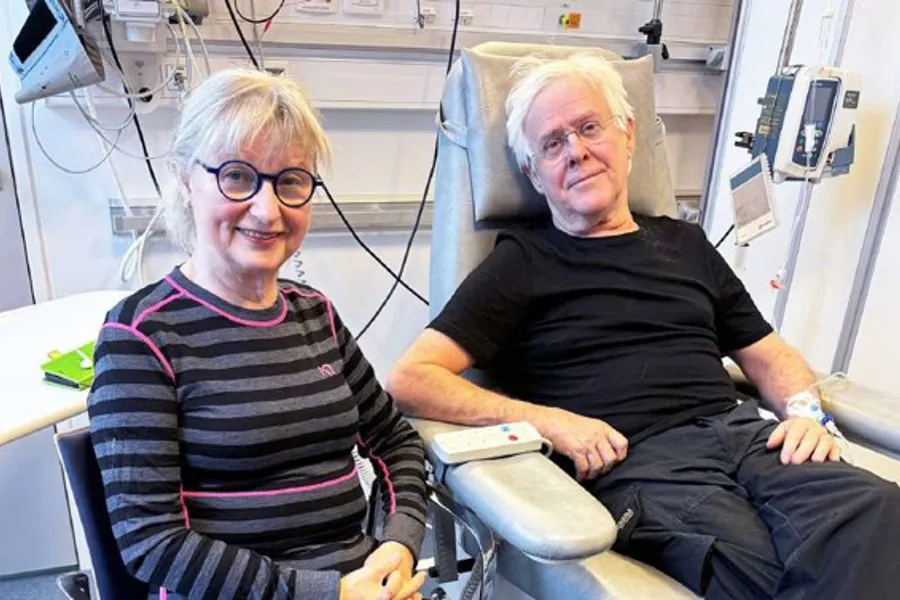 Et par kvinner som sitter i stoler