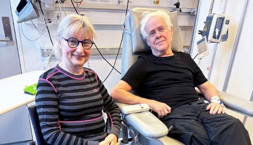 Et par kvinner som sitter i stoler