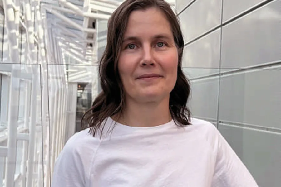 Dame i hvit skjorte som smiler