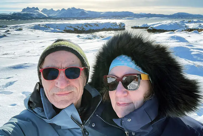 En mann og kvinne som tar en selfie i snøen