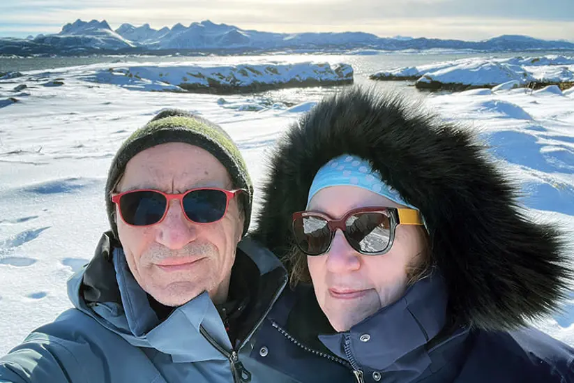 En mann og kvinne som tar en selfie i snøen