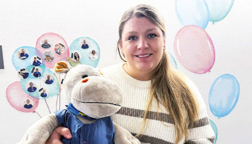 En person som holder et kosedyr