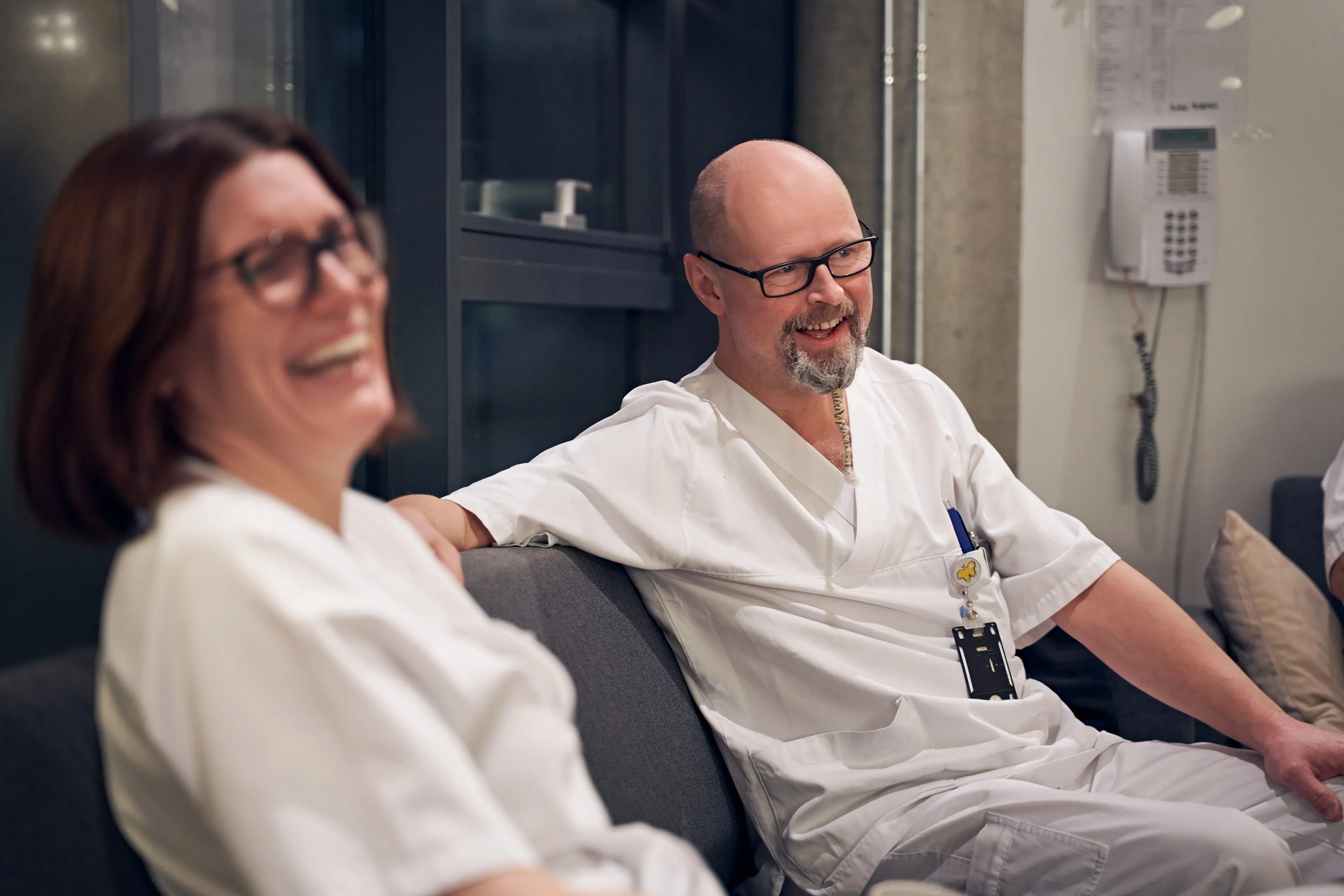 En lege som tar seg av en pasient