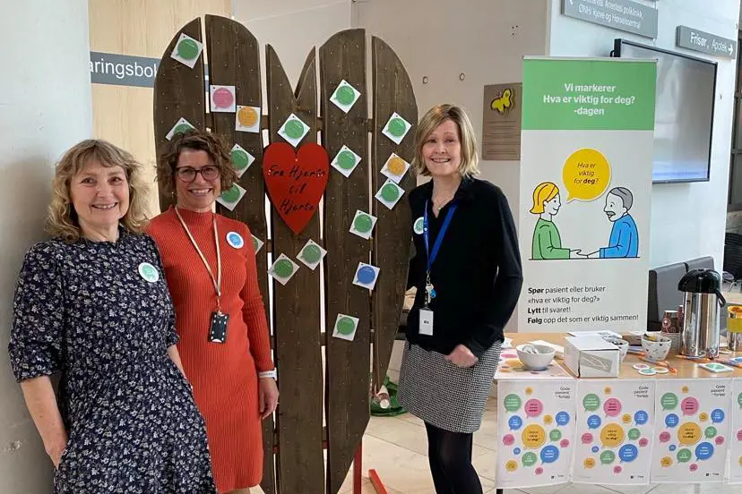 En gruppe kvinner som poserer for et bilde