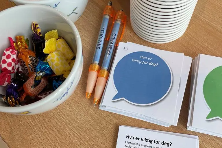 Et bord med et skilt og en kopp kaffe og en skål med mat