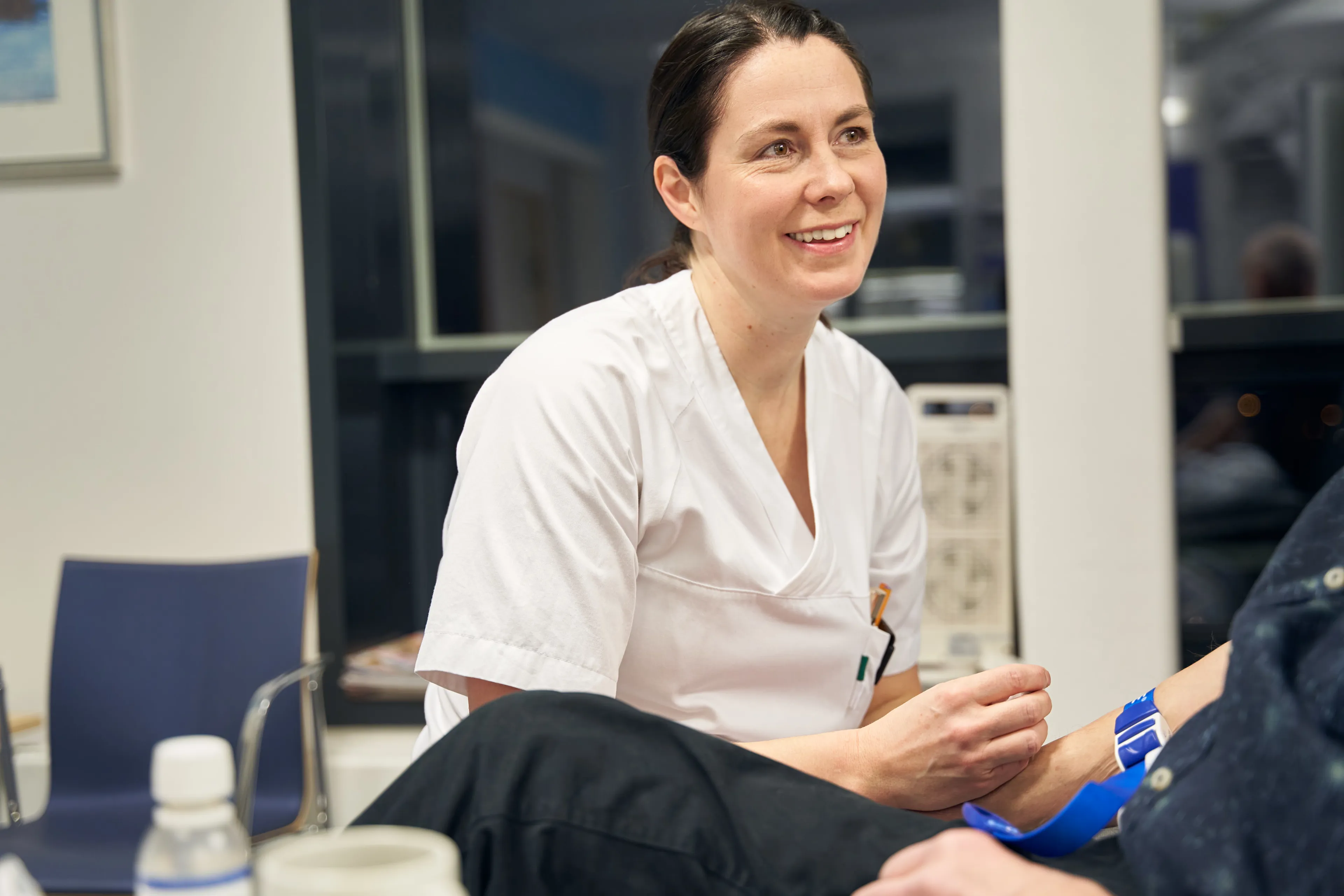 En person som sitter i en stol